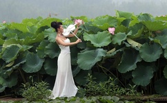 男生和女生在一起打扑克牌